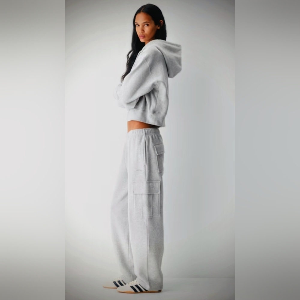 Aritzia NWOT | Aritzia Cozy Sweatfleece Mega Cargo Sweatpant | Size 2XS